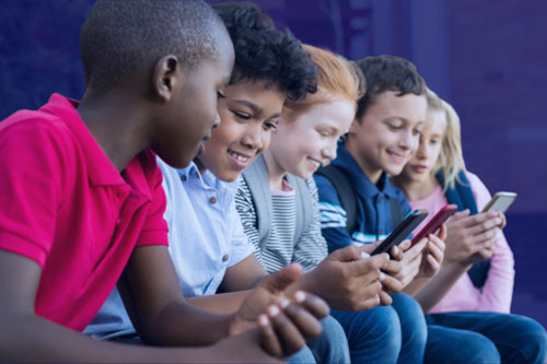 children on smart phones