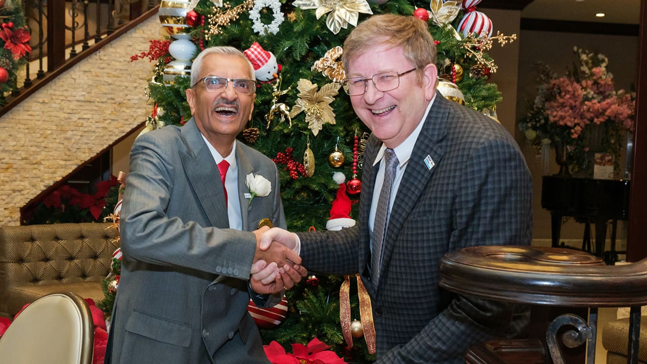 Two volunteers shaking hands at the IEEE SA Awards.